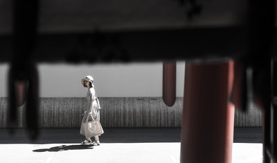 穿白色衣服的女人走在小路上